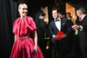 Сара Полсон, как и многие другие гостьи церемонии, появилась на «Оскаре» в платье розового цвета: наряде оттенка фуксии от Brandon Maxwell. 