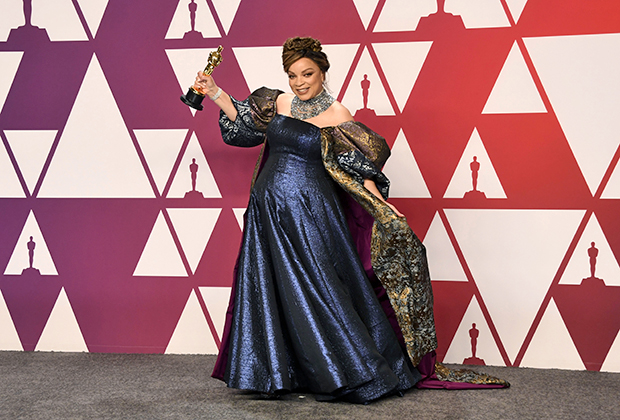 Рут Э. Картер позирует с заветной статуэткой после завершения 91-й церемонии вручения премии «Оскар». Платье в стиле ампир с длинным шлейфом она выбрала себе сама без обязательной консультации со стилистами.  
