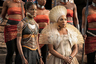 Традиционный головной убор замужних зулусских женщин исичоло, как правило, черного цвета. Но в фильме королева-мать Ваканды Рамонда носит исичоло разных цветов в тон платья. 