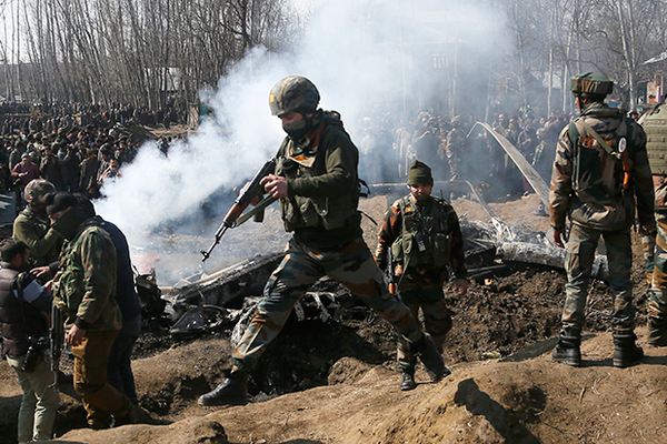 Индийские военные у обломков упавшего вертолета