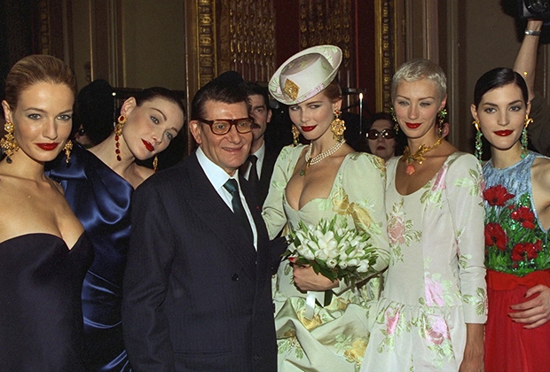 Ольга Пантюшенкова (вторая справа) с Ивом Сен-Лораном и Клаудией Шиффер в Париже, 1997 год