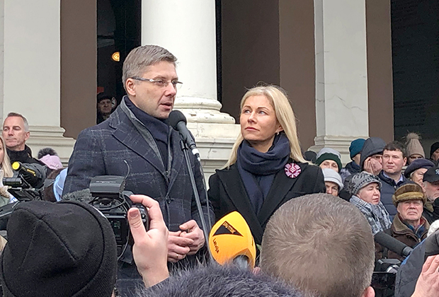 Нил Ушаков и его супруга Ивета Страутиня-Ушакова во время митинга в поддержку мэра Риги на Ратушной площади