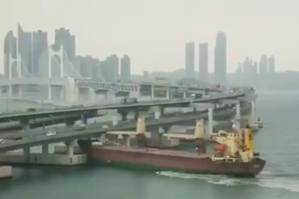 Врезавшийся в мост российский сухогруз протаранил круизный лайнер