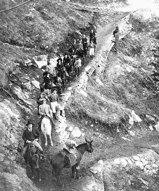 26-й президент США Теодор Рузвельт вместе со свитой спускается по тропе Энгл. 1911 год. Именно во время второго президентского срока Рузвельта в 1907 году Большой каньон получил статус национального монумента. 