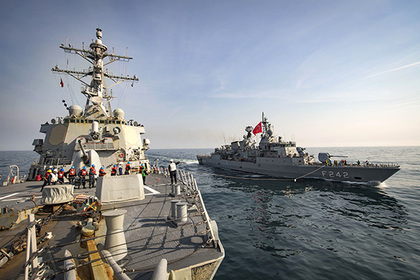 Эсминец США оказался между двумя российскими фрегатами