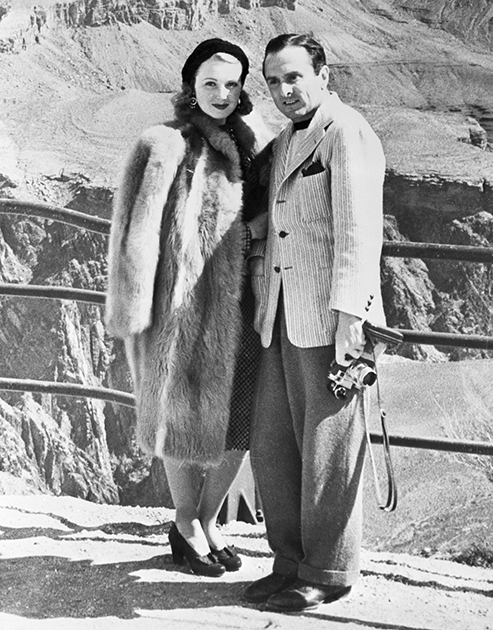 Актриса Джун Лэнг и ее муж известный гангстер Джон Розелли на смотровой площадке в Хопи-Пойнт, с которой открывается вид на Большой каньон. Пара посетила национальный парк после своей свадьбы в Юме, штат Аризона, где они поженились. Перед возвращением в Голливуд супруги посетили еще и плотину Боулдер. 1939 год.