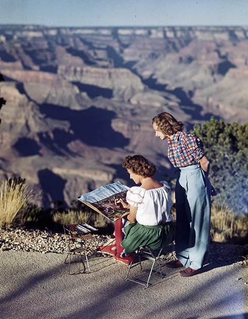 Во все времена Большой каньон привлекал фотографов и художников. Девушка пишет акварельный пейзаж на самом краю каньона. 