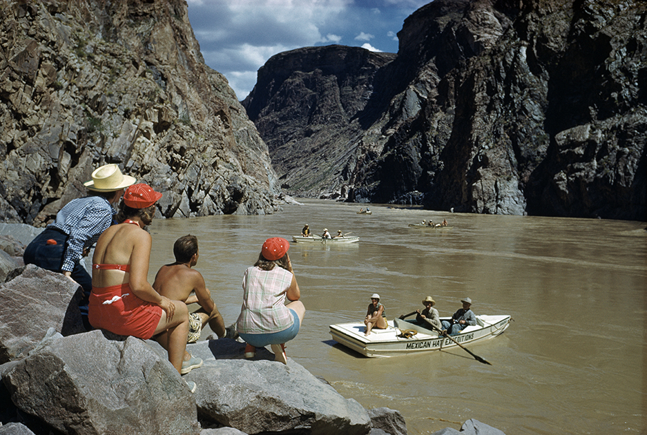 Если до Второй Мировой по реке Колорадо сплавлялись лишь искатели приключений, то после рафтинг стал популярным видом досуга. На фото рафтеры приближаются к тому месту, где в реку Колорадо впадает ручей Брайт Энджел. 