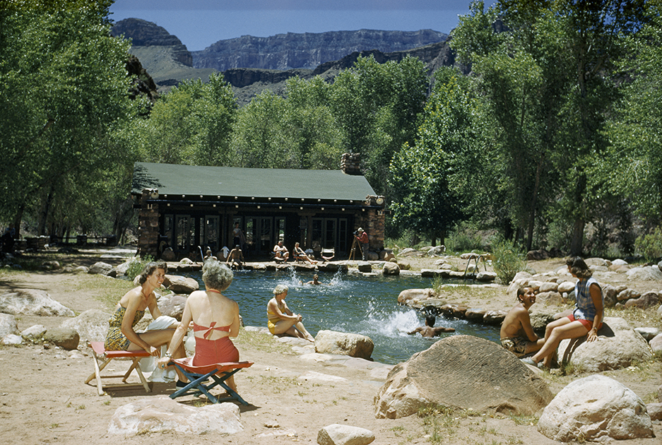 Туристы купаются в бассейне Фэнтом Рэнч — небольшого домика на берегу реки Колорадо в месте, где в нее впадают ручьи Брайт Энджел и Фэнтом. Домик был построен в 1922 году и почти сразу стал одной из самых посещаемых достопримечательностей южной части национального парка.  
