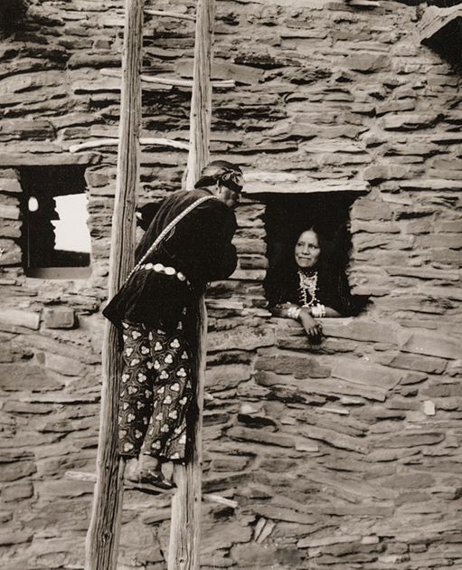 Мужчина и женщина в Хопи-Хаус — реконструкции традиционного здания племени хопи, жившего на берегах Большого каньона до прихода переселенцев. Хопи-Хаус был построен в 1907 году в рамках исторического района «Деревня Гранд-Каньон»  архитектором Мэри Джейн Колтером. Около 1920 года. 