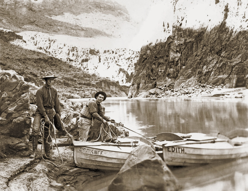 Искатели приключений и фотографы Эллсворт и Эмери Колбы на реке Колорадо. Фотография сделана около 1911-1912 годов. «Эллсворт и Эмери были последними пионерами Большого каньона и самыми яркими из них. Они висели на веревках, прижимались кончиками пальцев к отвесным стенам скал, взбирались на практически недоступные вершины, преодолевали, казалось бы, непроходимые пороги, бросали вызов стихиям и отправлялись в неизвестную пустыню — все ради фотографии», — рассказывает о них Роджер Тэйлор, посвятивший жизни братьев биографическую книгу.
