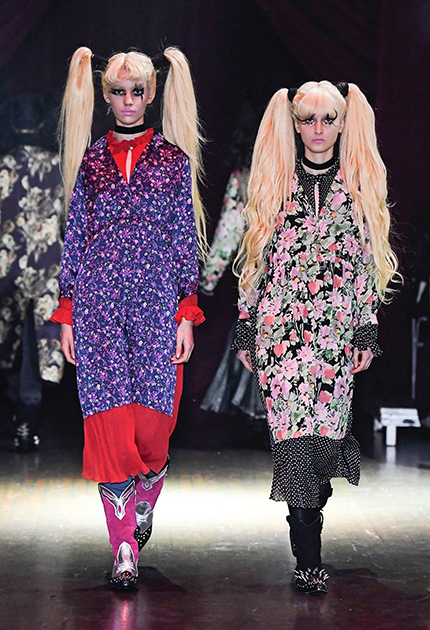 Но даже в Париже есть место милым безумствам. Джунья Ватанабе перенес зрителей в Токио: прическа в стиле Сейлор Мун, принт, вдохновленный классическим женским кимоно, яркий макияж. Для полной аутентики не хватало только обуви на платформе. 