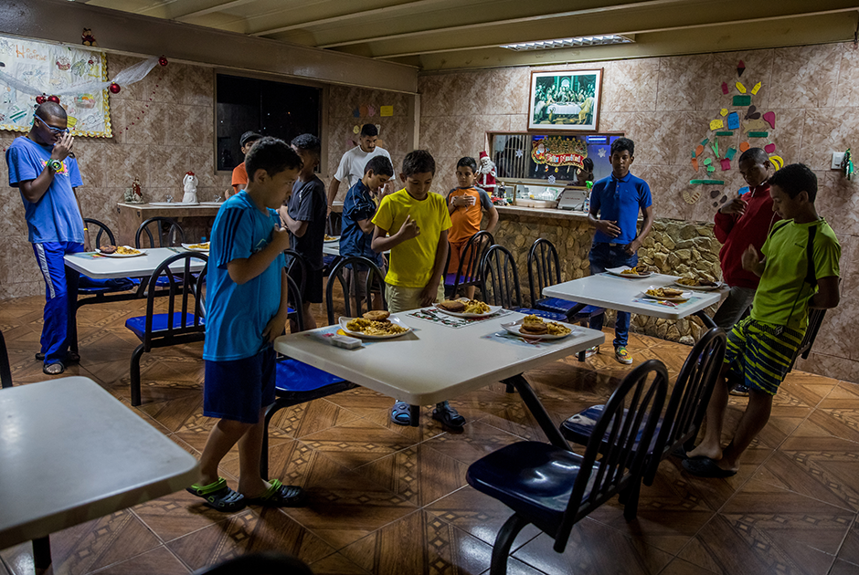 Есть в венесуэльской столице детские дома, куда попадают несовершеннолетние, оставшиеся без родителей. Один из них — Casa Hogar Domingo Savio. Здесь им дают кров, еду и возможность жить нормальной детской жизнью. 