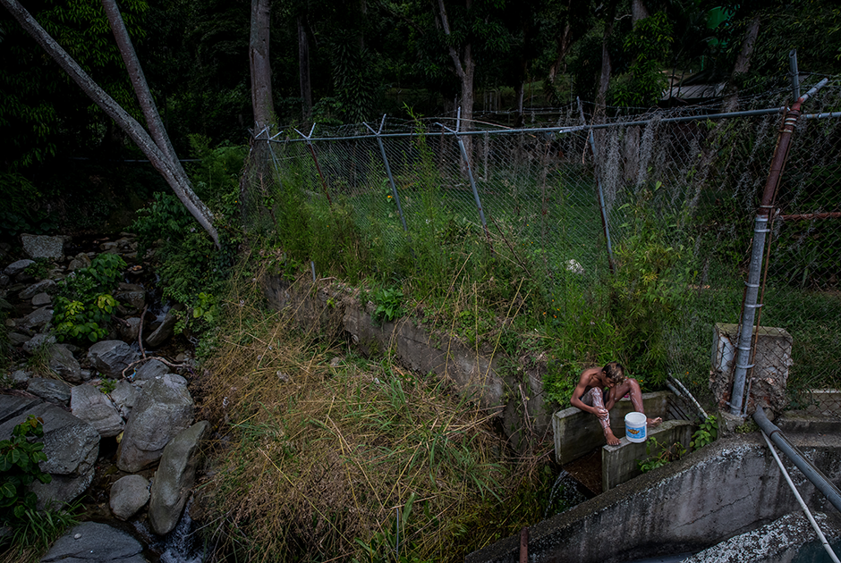 Венесуэльский подросток моется в ручье