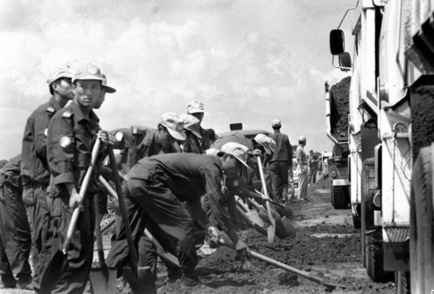Безоружные китайские «голубые береты» ремонтируют дорогу в Камбодже. 1992 год