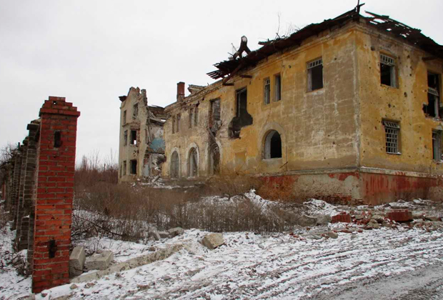 Корпуса разрушенной психиатрической больницы в Семеновке