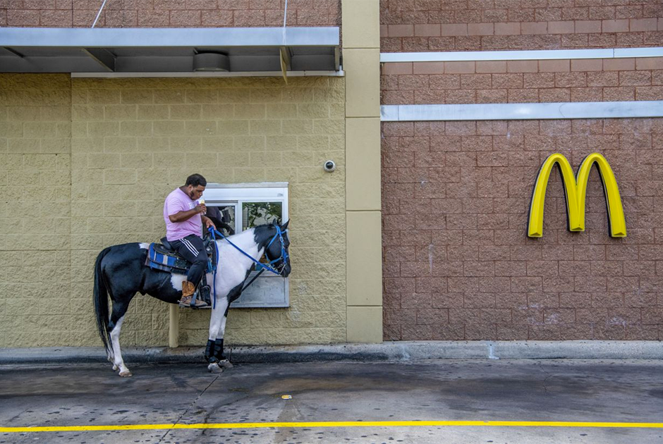 Фотография американца, приехавшего за едой навынос на лошади, заняла третье место в категории «Повседневная жизнь».