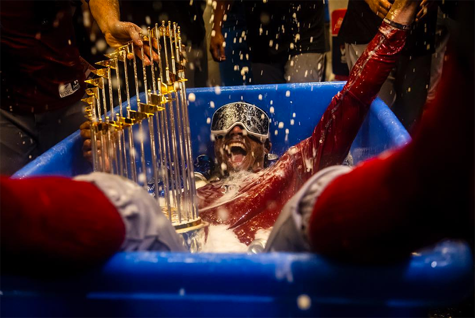 Игрок бейсбольной команды Boston Red Sox Муки Беттс празднует в раздевалке победу над Los Angeles Dodgers. Первое место в категории «Спортивная жизнь».
