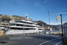 «Скромная» четырехпалубная яхта пришвартована в марине Монако.