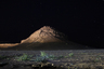 Ночью на каменистом плато открывается фантастический марсианский пейзаж.