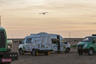 На маленьком самолете летает легендарный «лис пустыни», многократный победитель ралли-марафонов Dakar и Africa Eco Race Жан-Луи Шлессер.  