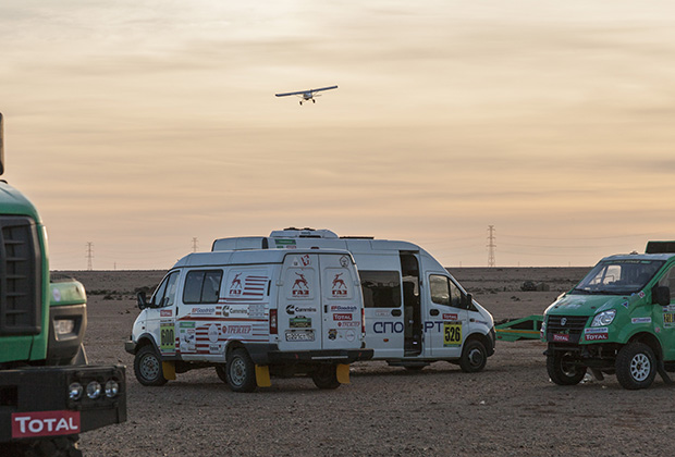 На маленьком самолете летает легендарный «лис пустыни», многократный победитель ралли-марафонов Dakar и Africa Eco Race Жан-Луи Шлессер.  