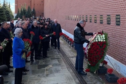 Рогозин перед могилой Гагарина озаботился положением надписи «Роскосмос»