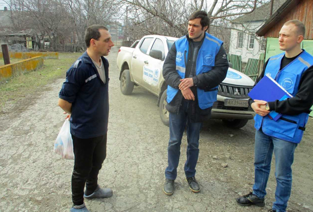 Работник кладбища Илья Сарбаш беседует с сотрудниками «Пролиски»