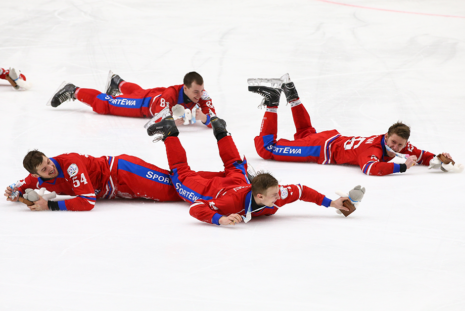 Игроки сборной России по хоккею с мячом, завоевавшие золотые медали, после церемонии награждения. В финальном матче на стадионе «Енисей» российская команда разгромила шведов со счетом 6:1.
