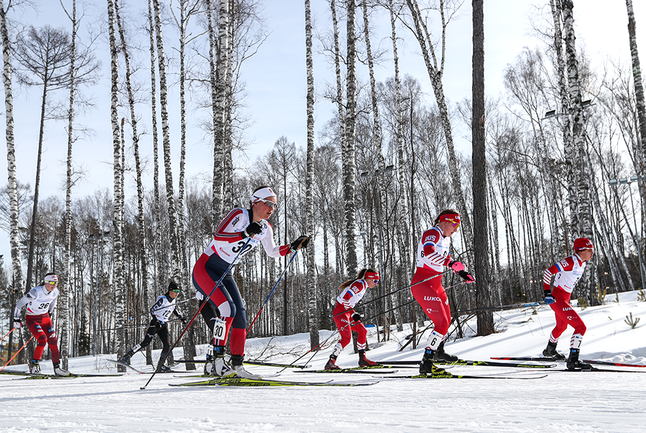 Спортсменки из России Кристина Кускова, Полина Некрасова и Диана Голован (справа налево) во время масс-старта на 15 километров свободным стилем среди женщин на соревнованиях по лыжным гонкам.