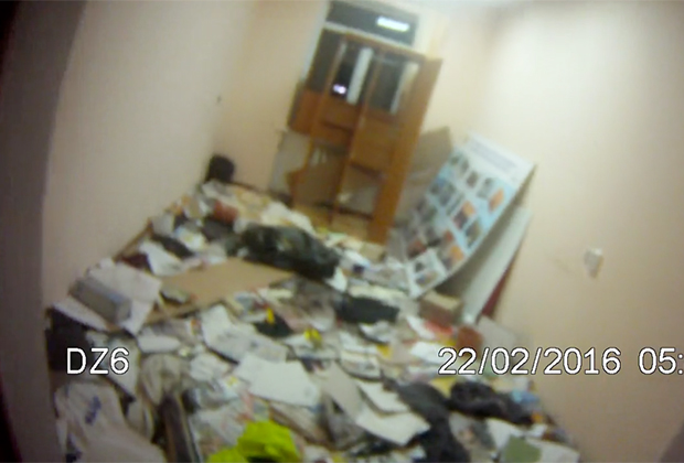 Изображение с видеорегистраторов сотрудников, утром вошедших в общежитие