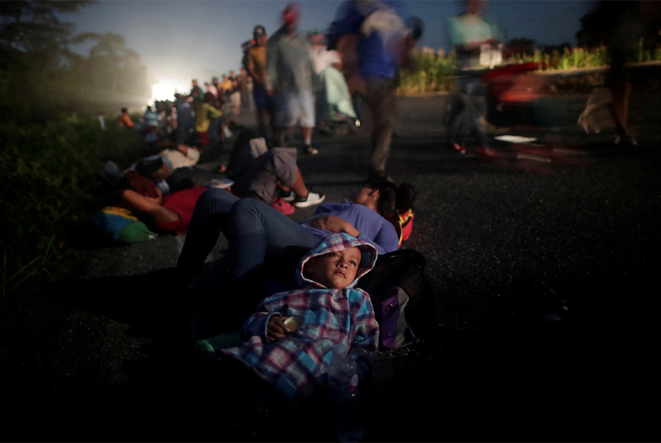 В начале пути численность каравана составляла около пяти тысяч человек. До самого западного города Мексики Тихуаны, по разным оценкам, дошли от 7 до 10 тысяч человек. Они прорвались через пограничные посты и возвели у границы США палаточный городок под открытым небом. 


На фото — 33-летняя Гленда Эскобар с малолетним сыном. Они проделали путь в сотни километров из Гондураса и остановились на ночевку в мексиканском городе Пихихьяпан.
 
