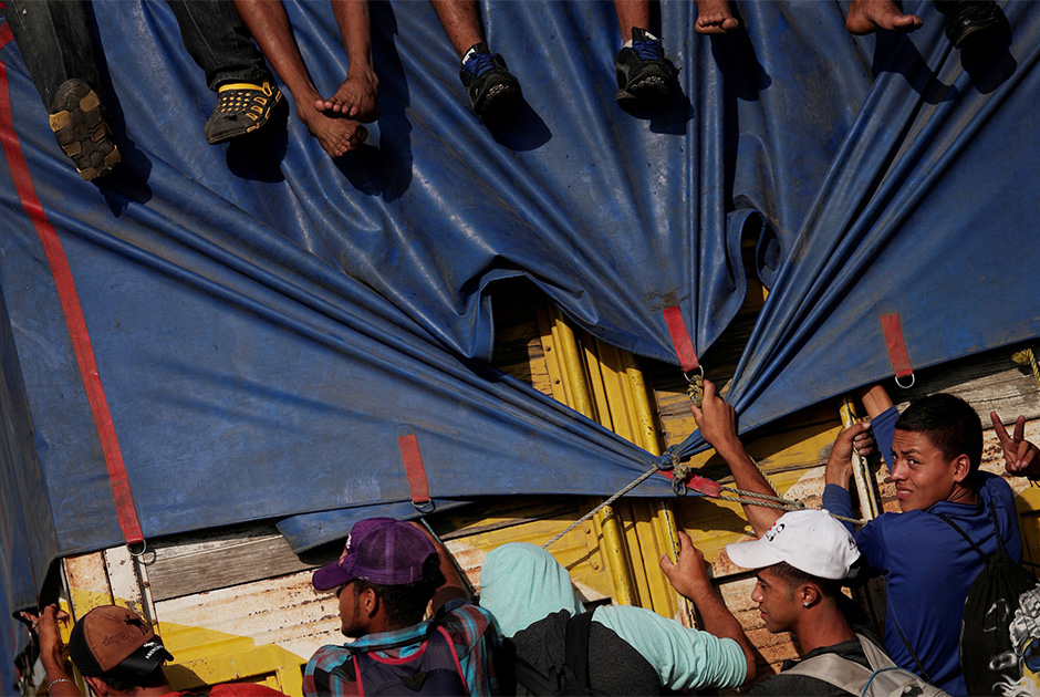 29 октября 2018 года. Группы «каравана мигрантов» передвигаются автостопом по Мексике.

