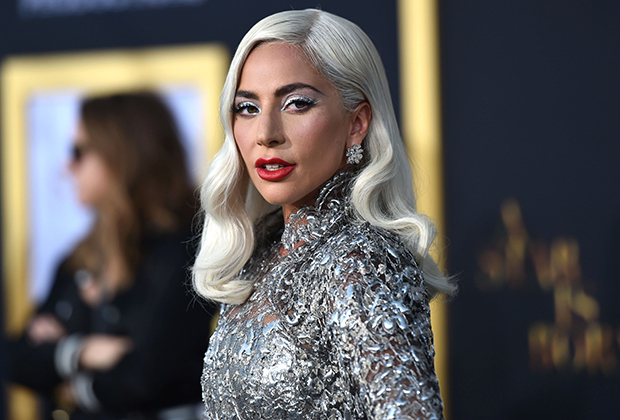 Голубовато-белокурая шевелюра Леди Гага делает ее образ незабываемым