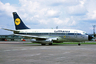 На фоне гигантов поколений Next Generation и MAX оригинальный 737-100 выглядит миниатюрно. Его вместимость составляла 100 человек против 220 у MAX 9. Единственным крупным оператором самой маленькой версии самолета стала Lufthansa. 