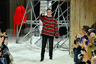 Раф Симонс после показа Calvin Klein на Нью-Йоркской неделе моды в феврале 2018 года. Тогда еще ничто не предвещало проблем — дизайнера даже публично не критиковали. 
