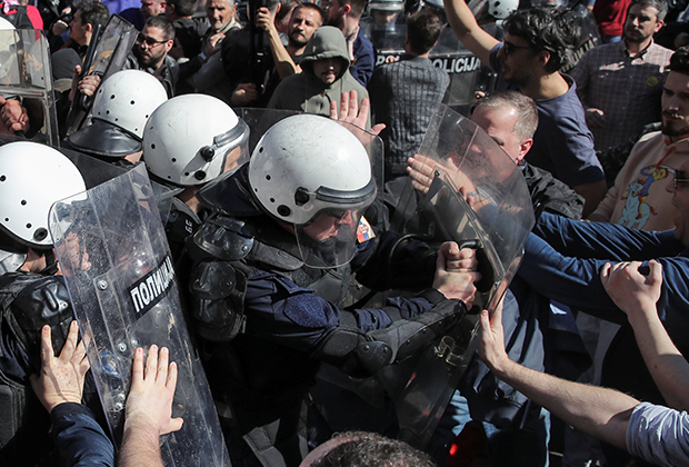 Полиция сдерживает демонстрантов у резиденции президента