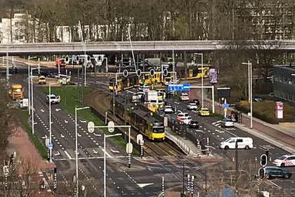 В Нидерландах неизвестный обстрелял трамвай Перейти в Мою Ленту