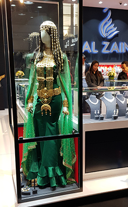 На стенде компании Al Zain украшения представляют на манекенах в национальных костюмах.