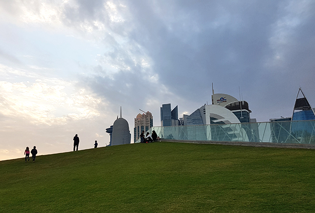 Зеленый газон в центре Дохи с учетом местных климатических условий — настоящая роскошь.