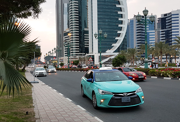 По одной из версий, бирюзовый цвет такси в Дохе был выбран в тон водам залива.