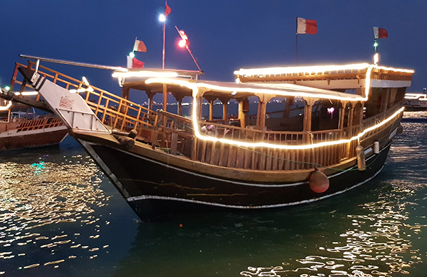 Прогулка на лодке по заливу, с музыкой и танцами, — популярное у жителей Дохи развлечение. Форма лодок мало изменилась за последние сто лет.