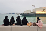 Катарские девушки, как и европейские, любят собираться компаниями и болтать.