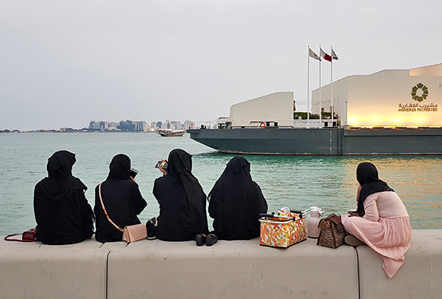 Катарские девушки, как и европейские, любят собираться компаниями и болтать.