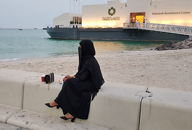 Обычай не предписывает катарским женщинам непременно закрывать лицо, но некоторые из них предпочитают одеваться именно так.