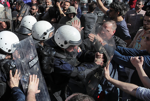 Полиция сдерживает демонстрантов у резиденции президента
