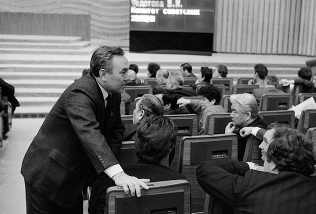 Депутат Назарбаев в зале заседаний Дворца съездов. Москва. 18 декабря 1990 года 