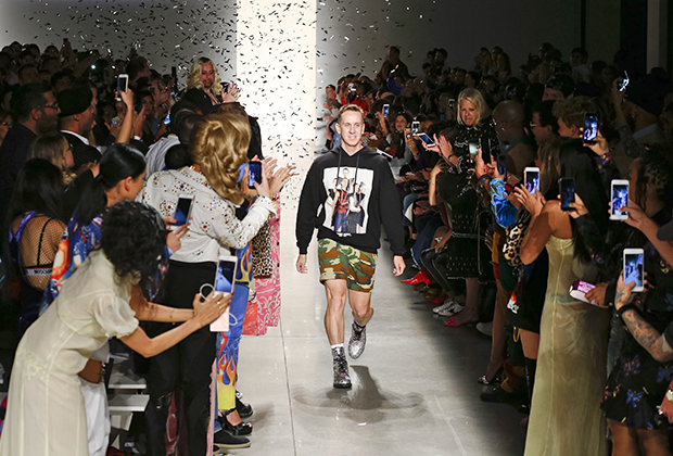 Дизайнер Джереми Скотт в финале показа своего бренда Jeremy Scott на Неделе моды в Нью-Йорке,  2017 год