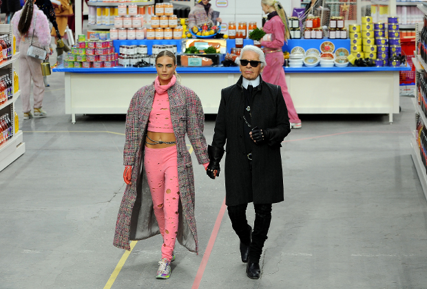 Карл Лагерфельд и модель Кара Делевинь в финале показа Chanel сезона осень-зима 2014-2015 в Париже