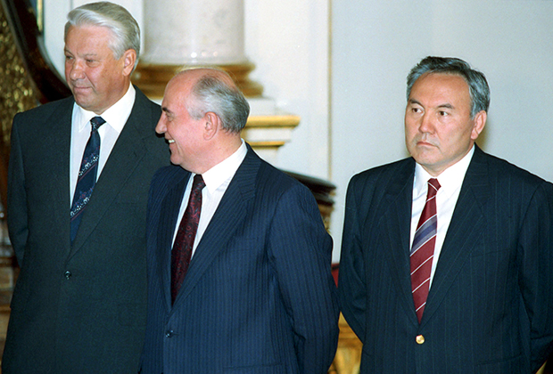 Борис Ельцин, Михаил Горбачев и Нурсултан Назарбаев в Георгиевском зале Кремля. Москва, 1991 год